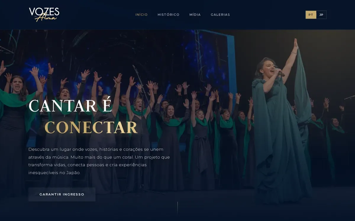 Home page of the Coral Vozes da Alma website: the choir on stage with the motto “Singing is connecting” and the button to get tickets